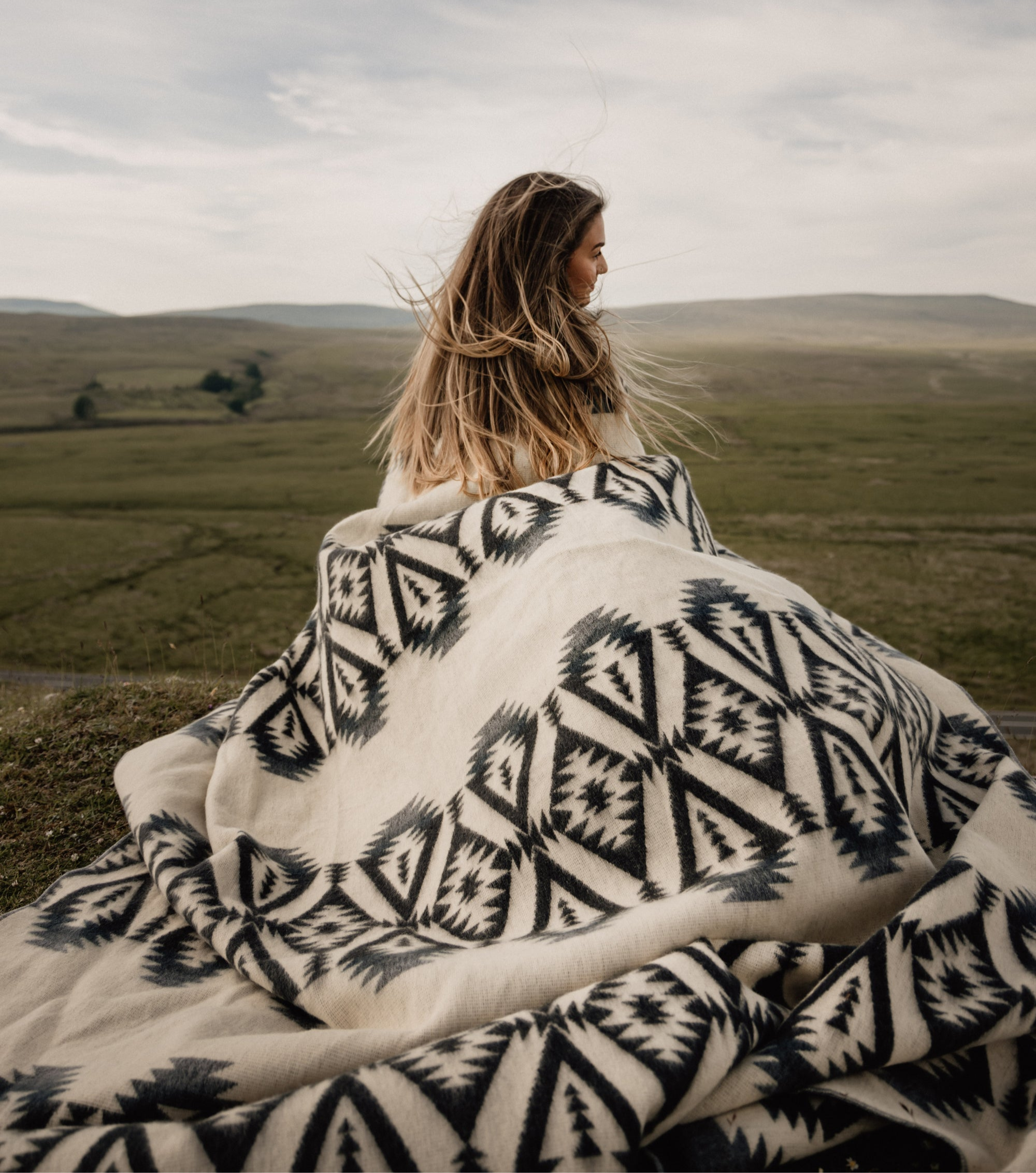 Cozy Quichua Blanket Greyscale